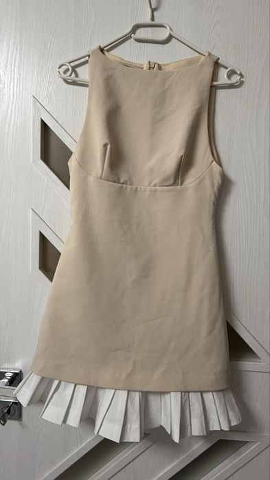 Zara страхотна бежова рокля