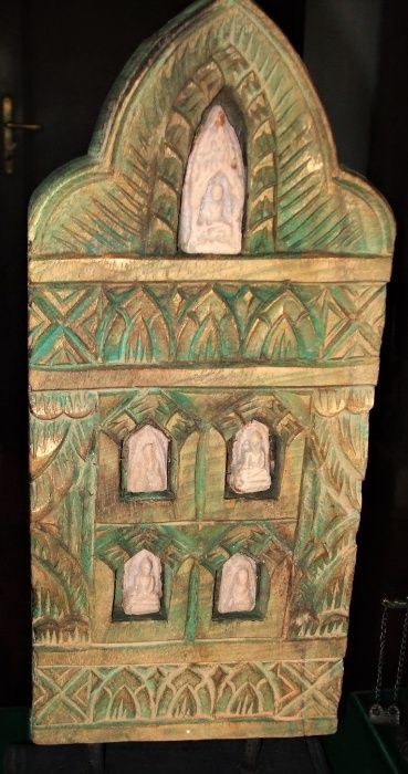 Sculptură din lemn cu 5 zeități budiste din teracotă