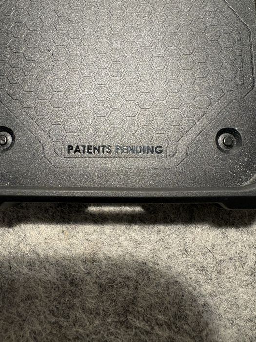 Vând husa de Iphone 16, marca UAG-Monarch