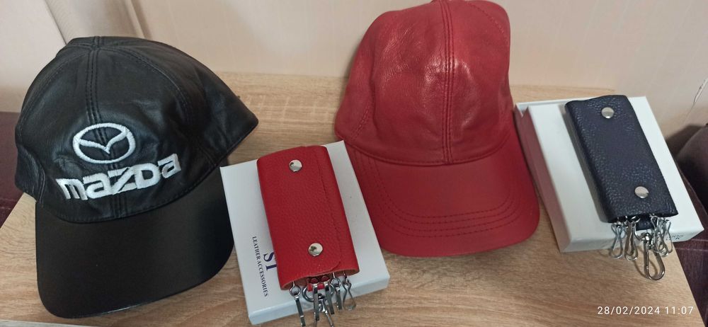 Спортни шапки от естествена агнешка кожа!Различни цветове!