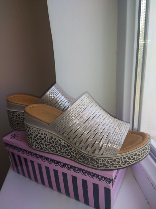 Продам кожанные босоножки