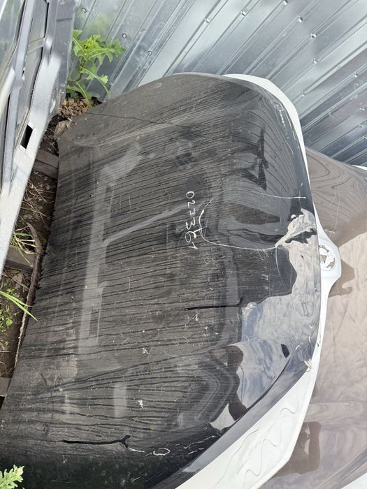 Капот веста оригинал с диффектом