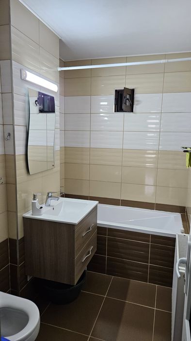 Inchiriez apartament 2 camere cu parcare