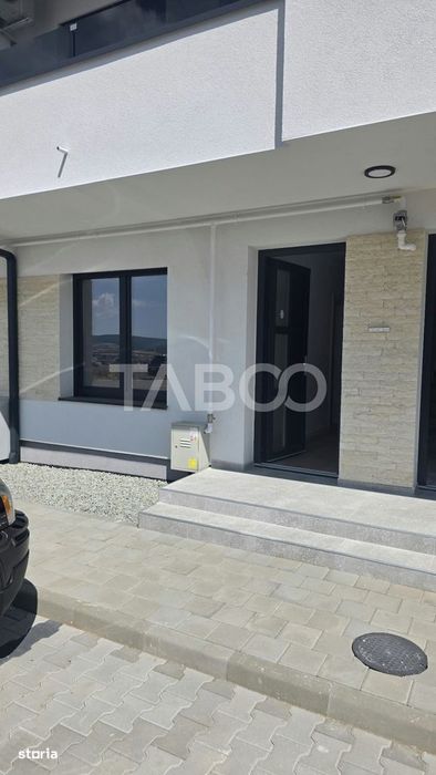 Apartament de vanzare nou nelocuit cu curte proprie si parcare