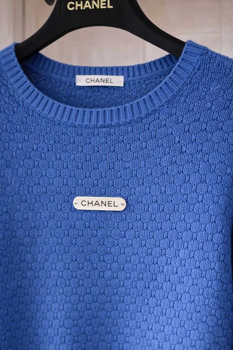 chanel син пуловер фина плетка със сребърно лого на шанел като нова