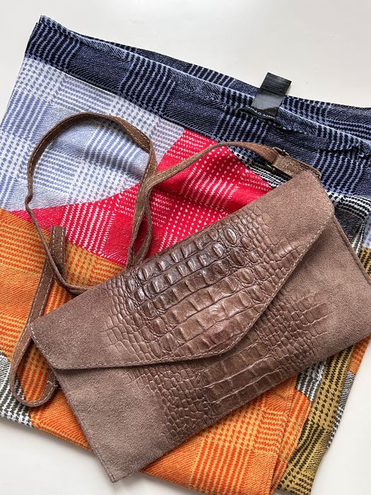 Кожена клъч чанта и цветен шал Marc O’Polo