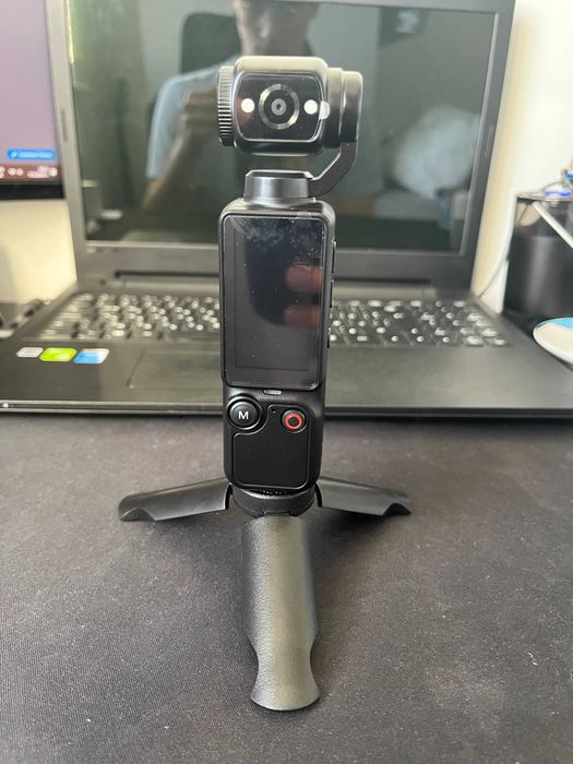 Нова компактна камера W& O Q7 - 4K, въртящ се обектив, мини статив