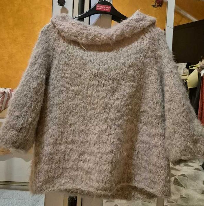 Pulover fluffy off shoulder Avenue Foch 36/38 gri roz cozy nou