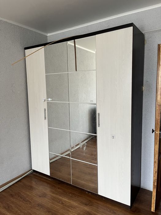 Шкаф с зеркалом