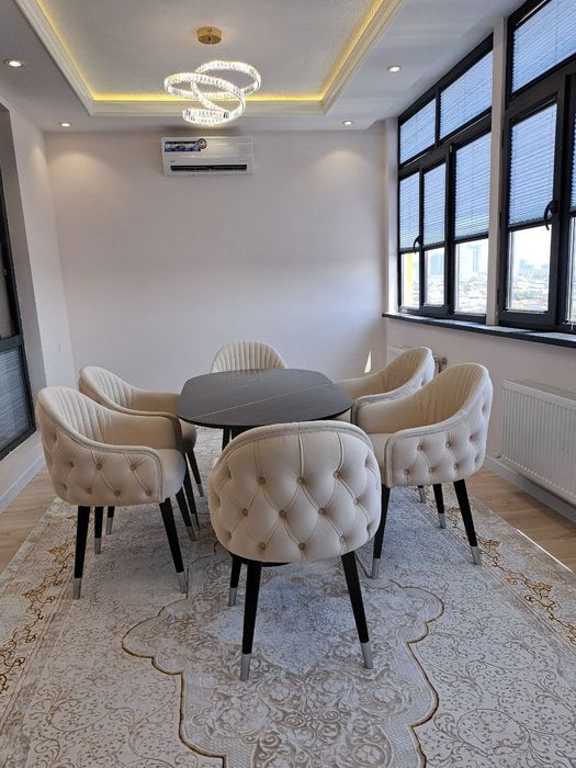 Мебель, комплект- стол и стулья для гостиной или кухни