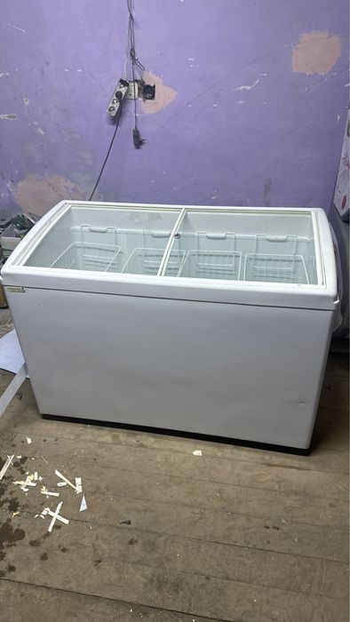 Витринный морозильник и холодильник