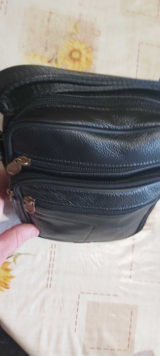 Продавам мъжки чанти от естествена кожа с пет отделения с цип