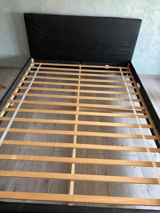 Vând pat din piele ecologică