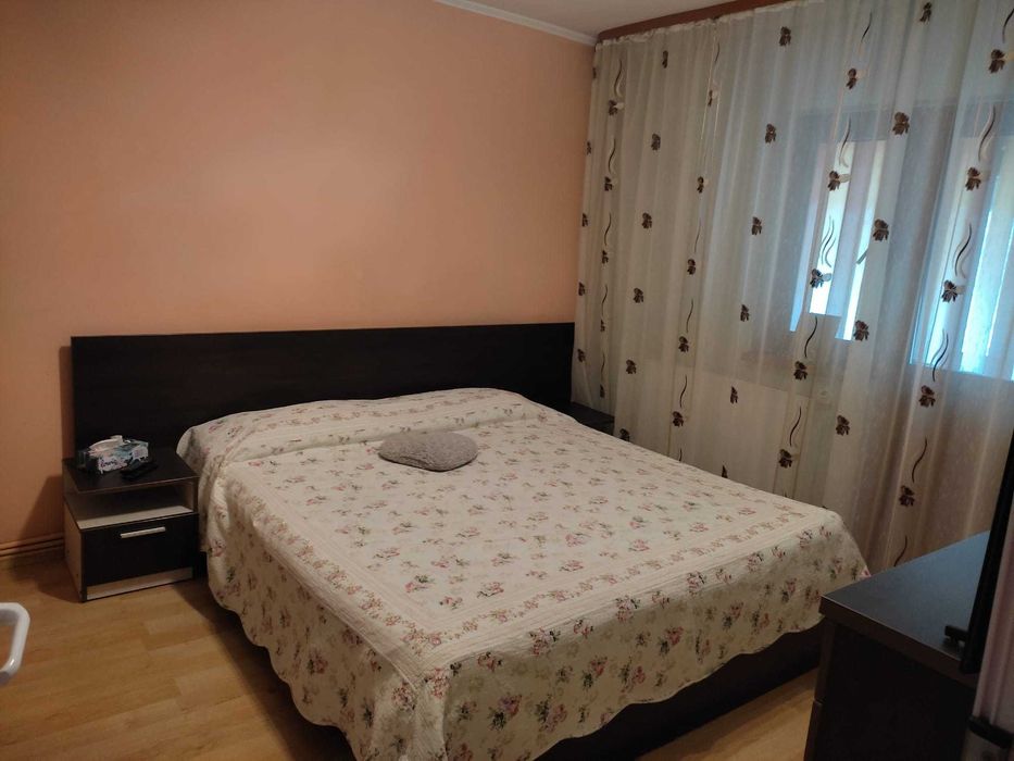 Inchiriez apartament cu 3 camere zona Ultracentrala