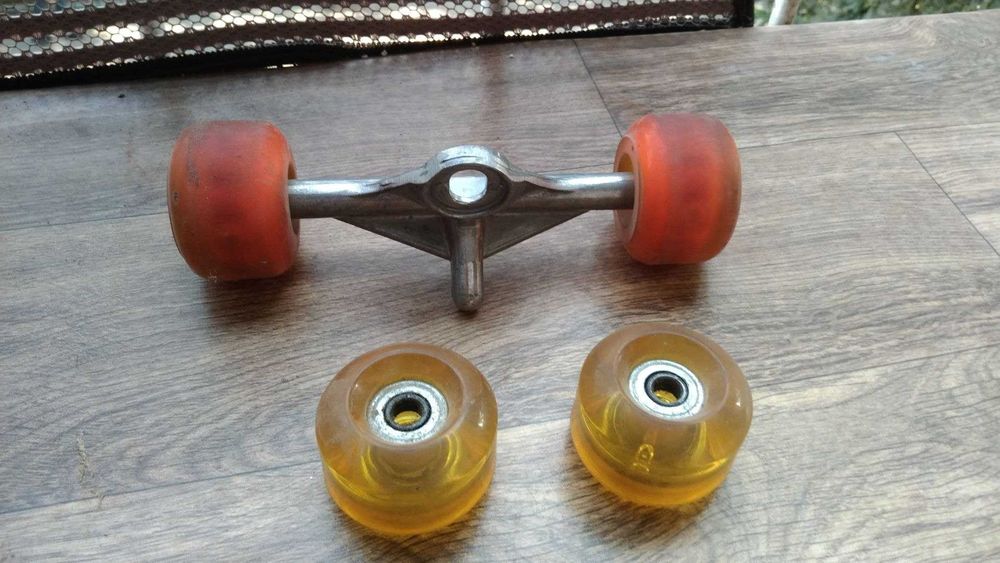 колесики на скейтборд и цепь велосипедная.