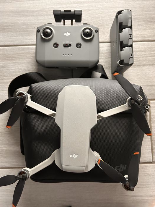Dji mini 2 cu 3 acumulatori