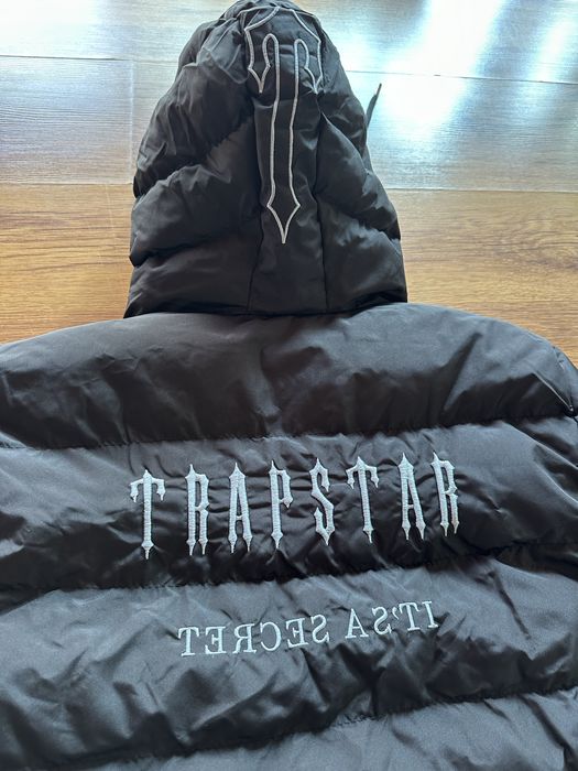 Мъжко,зимно яке TRAPSTAR в черно,с бродирани надписи навсякъде,и на гърба,и отпред