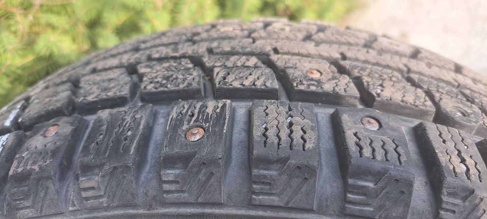 Продам зимнюю резину 185/65/R16