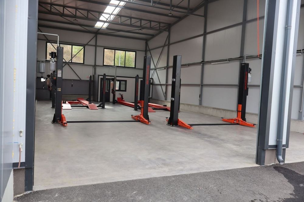 Автосервиз 200 кв.м с 4 подемника – база за бусове + 10 паркоместа