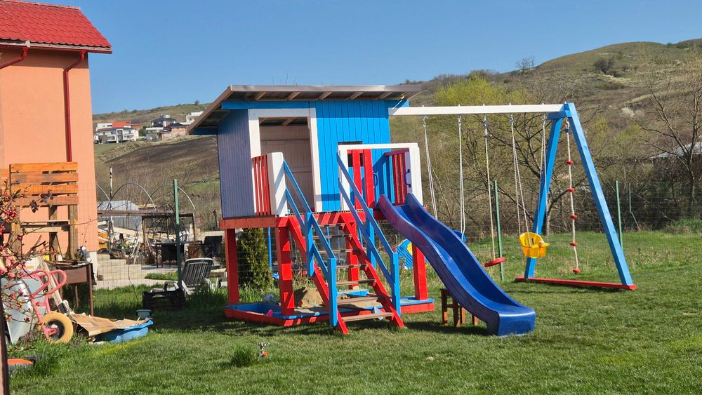 Complex de Joacă pentru Exterior – Căsuță, Tobogan, Leagăne și Nisipar