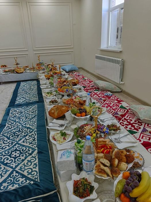 Стол стулья посуда