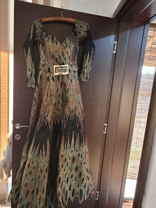 Продавам бална рокля обличана за 2 часа. Купувана е от бутик.