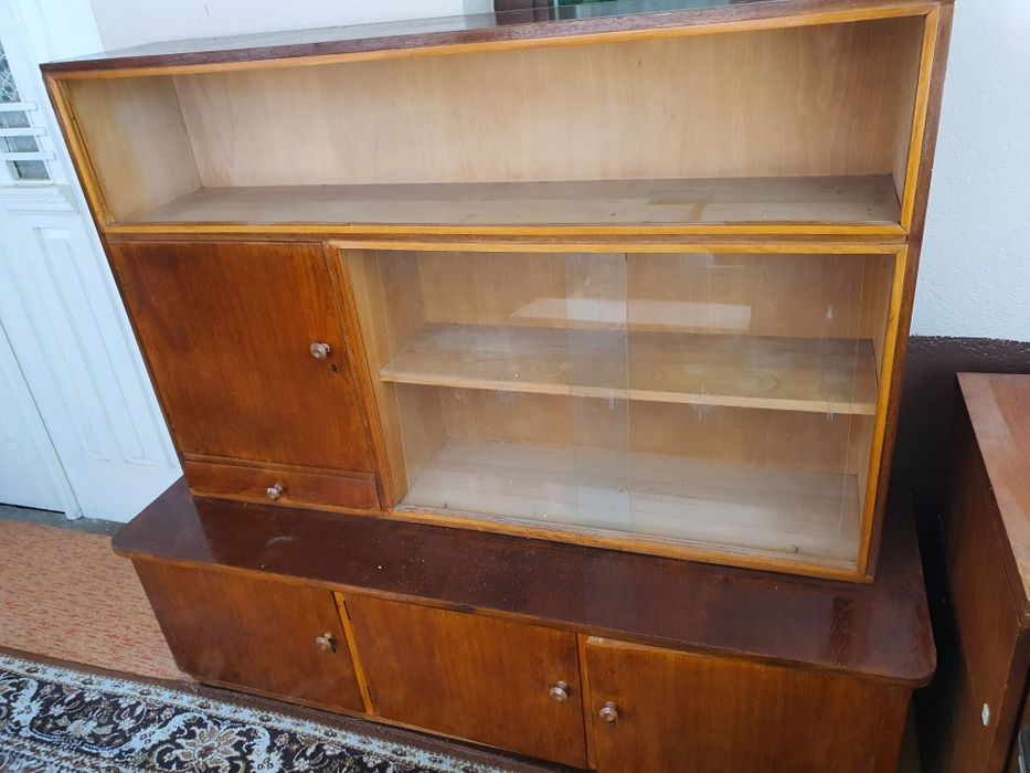 Продавам старинен шкаф