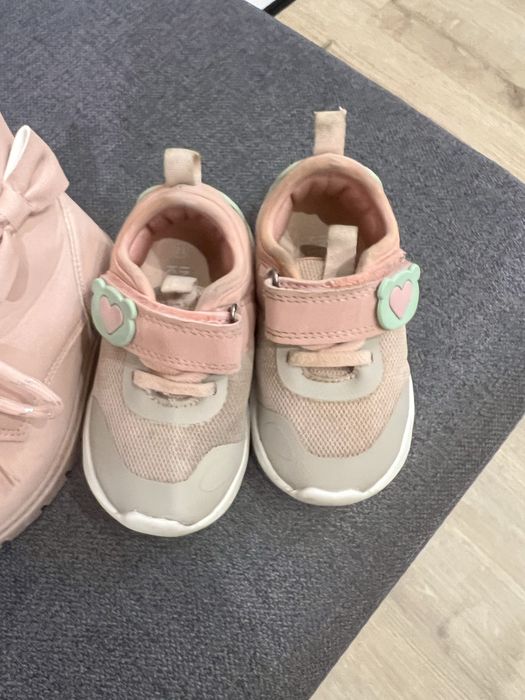 Ботинки на девочку на осень и кроссовки