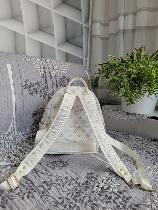 Белый рюкзак,  портфель  в идеальном состоянии