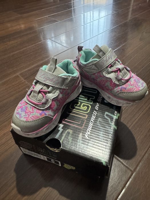 Adidasi skechers marimea 22