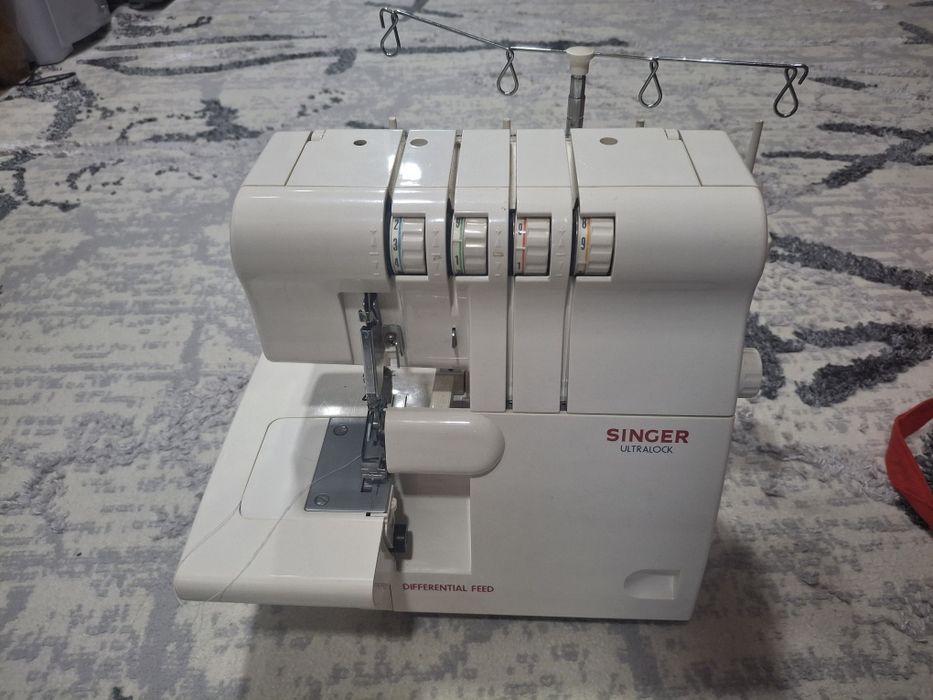 Mașina  de cusut si surfilat singer