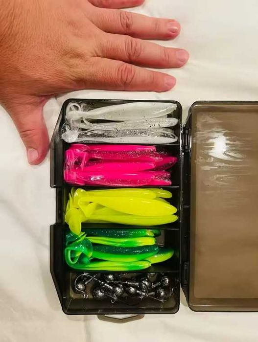 Pescuit salau stiuca Easy Shiner 32 gume X 10cm + jig-uri + cutie