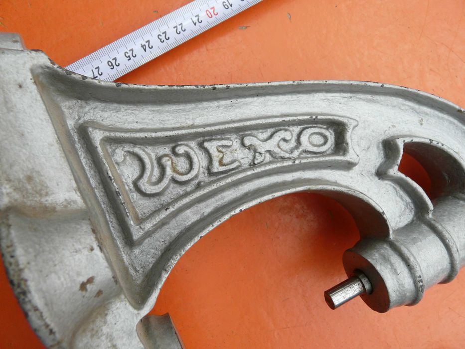 2 броя винтови преси