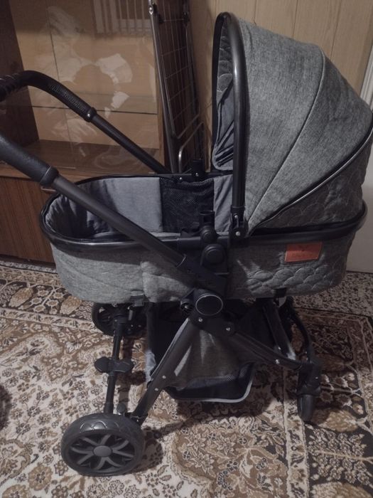 Бебешка количка, ползвана много малко,с леки следи от употреба. Количката може да се използва и като лятна.