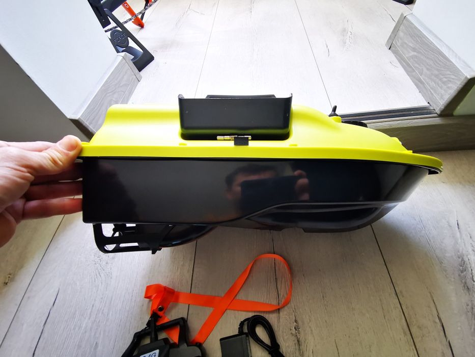 Barcuta GPS vaporaș navomodel pescuit plantat nadit 2 motorase 3 cuve!