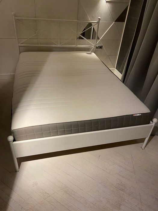 Кровать с полками