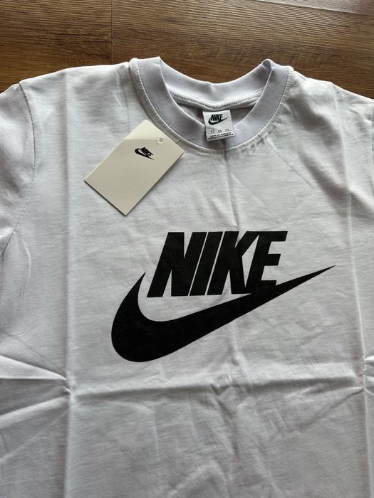 Мъжка,памучна бяла тениска Nike с черно лого,класически модел