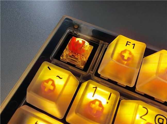 Tastatură Razer BlackWidow V4 75% – Phantom White Edition | Switch-uri Orange (Tactile)