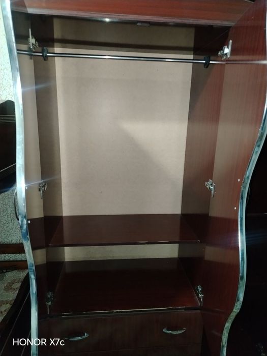 Shkaf uy uchun kiyim ilgich