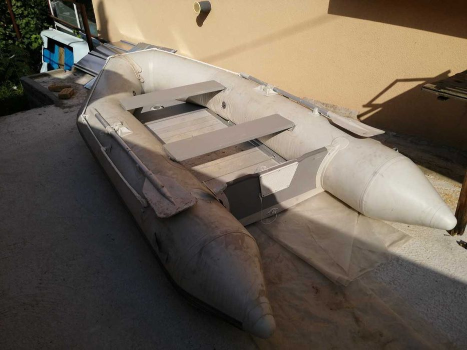 Надуваема лодка с твърдо дъно