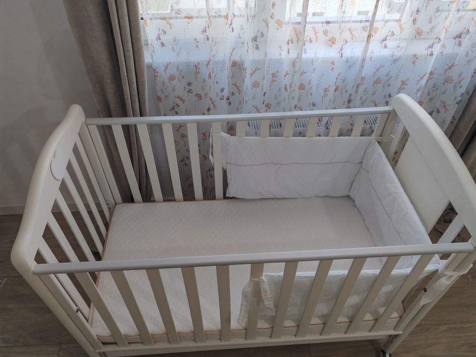 Set pătuț bebe lemn masiv + saltea+protecții–totul inclus,impecabil