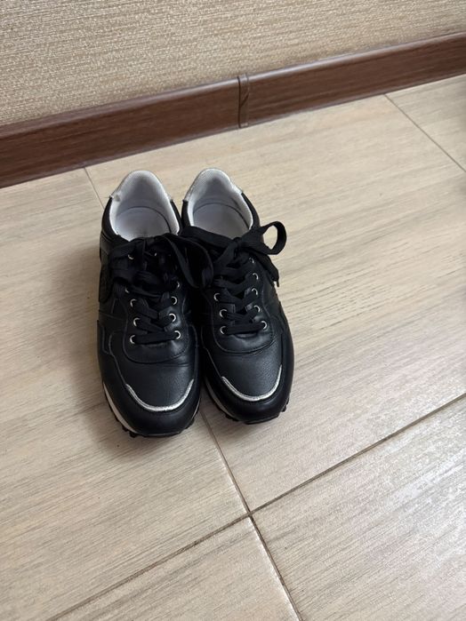 Продам кроссовки женские