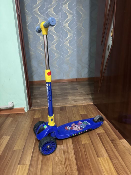 Самокат детский с подсветкой.