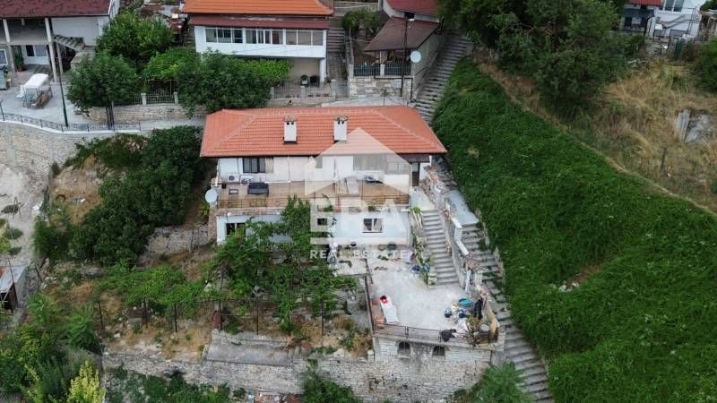 Двуетажна ексклузивна къща за продажба, с допълнителна постройка и дво
