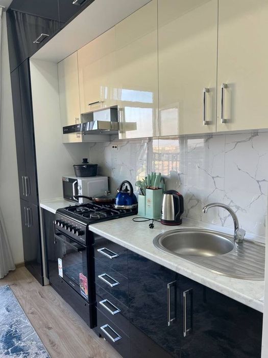 Manzara city 13 etajli dom 9 etajida
QULAYLIKLARI: HIGH TOW