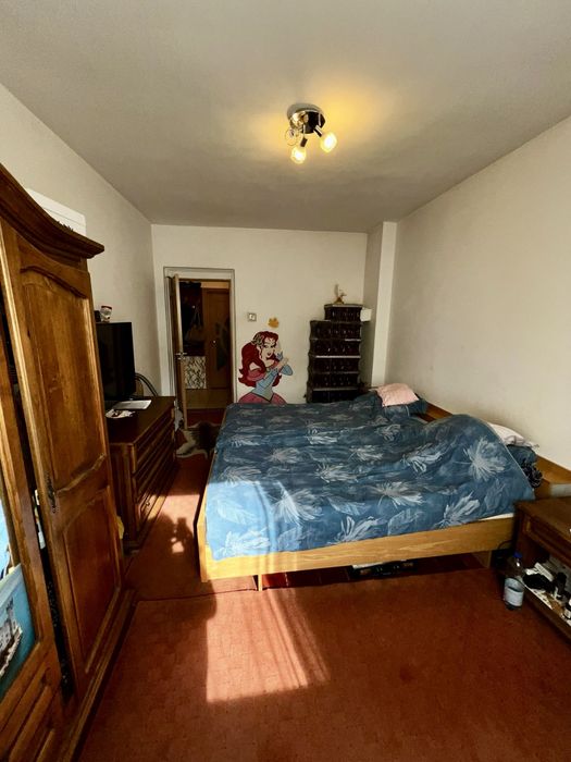 Vând apartament - 2 camere + debara, boxă la beci, spațiu în pod și loc de parcare -Piața mică