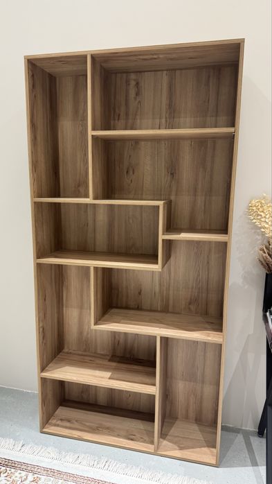 Интерьерный книжный шкаф