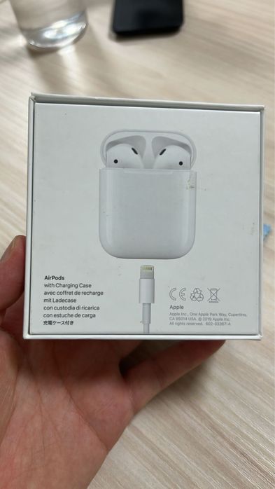 Продам оригинал кейс airpods 2