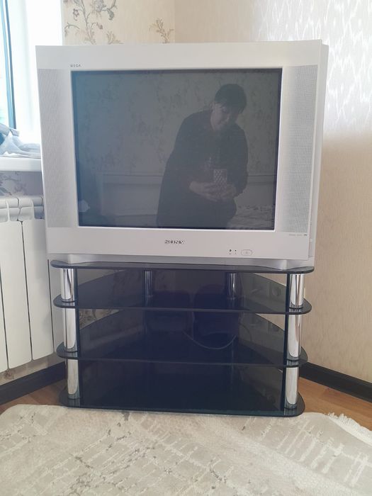 Срочно продаётся телевизор с подставкой.