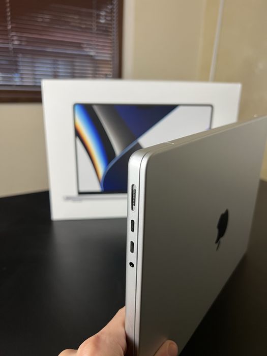 MacBook Pro M1 Pro | 32 GB RAM | 512 GB SSD + подаръци